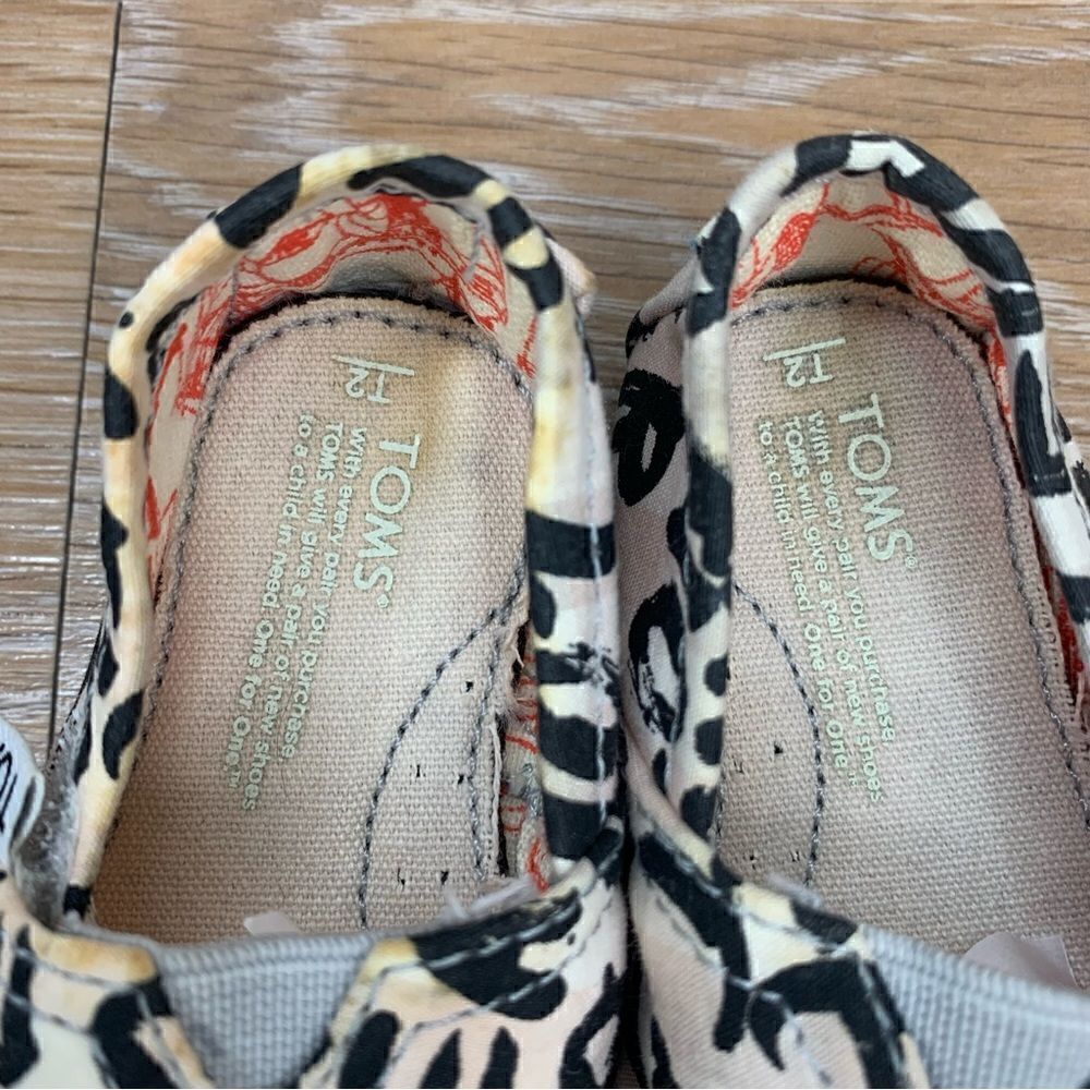 Toms Toddler Baby Girl Size 2 Slip On Shoes - Picture 7 of 9